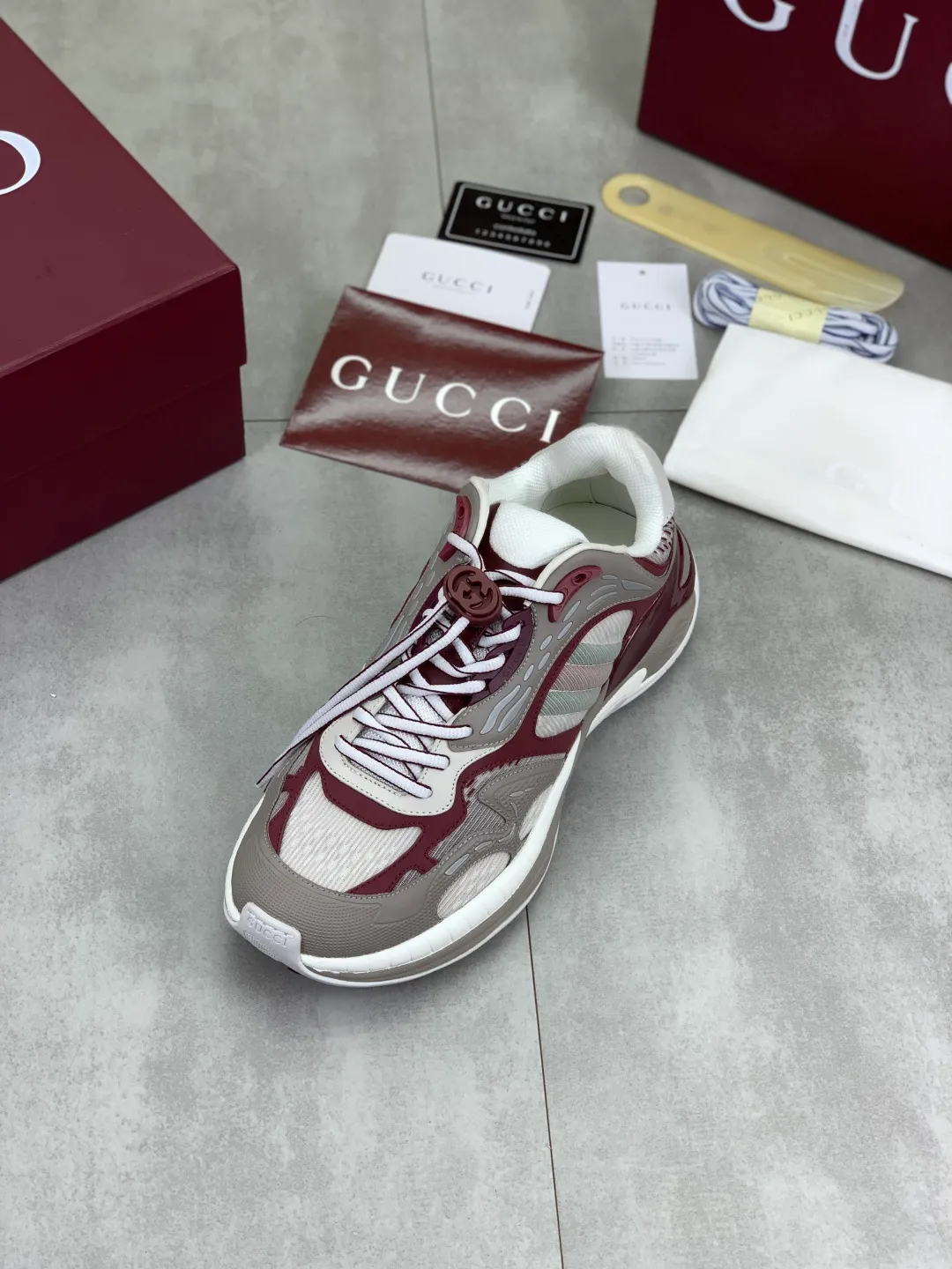 Men's shoes 💰P980 new style 💰 Gucci, couple style, women's style will be released later, new 2.0 futuristic sneakers‼ ️A pair of subversive sneakers is here. Gucci 2.0, a full series of 4 colors with key investment, smart silhouette: slightly curved forefoot design, you can clearly feel the propulsion when commuting and trotting, and it can enhance the sense of line extension when paired with wide-leg pants or cycling pants. EVA thick soles not only have a comfortable height-increasing effect, but also reduce weight (it actually lasts 3 hours of shopping without tiring your feet!) Highlight moments for lazy people: 2. Just choose it for airport wear! You can take them off in seconds after passing the security check (you can put them on as soon as you lift the heel strap), because the shoes come with a sliding buckle, so no need! ! Tie your shoes. Really achieve the sense of relaxation that goes with you. Size: Female 35-40 Male 39-45